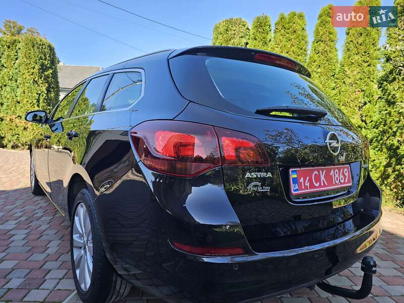Универсал Opel Astra 2011 в Калуше