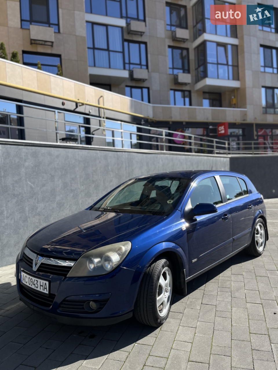 Opel Astra 2004 року, дизель 1.7, хетчбек

Продаю надійний та економний автомобіль Opel Astra.
	•	Рік випуску: 2004
	•	Дата реєстрації в Україні: 30.05.2022
	•	Двигун: 1.7 дизель (1686 см?) – економний та витривалий
	•	Коробка передач: механіка
	•	Привід: передній
	•	Кузов: хетчбек
	•	Колір: синій
	•	Кількість місць: 5
	•	Повна маса: 1855 кг, власна – 1300 кг

Авто щодня використовується, технічно справне. Вчасно проходило обслуговування. Двигун працює рівно, підвіска в нормі. Салон чистий і доглянутий.
Економна витрата пального, відмінний варіант як для міста, так і для дальніх поїздок.

По всім питанням відповім, перевірка на будь-якому сто?