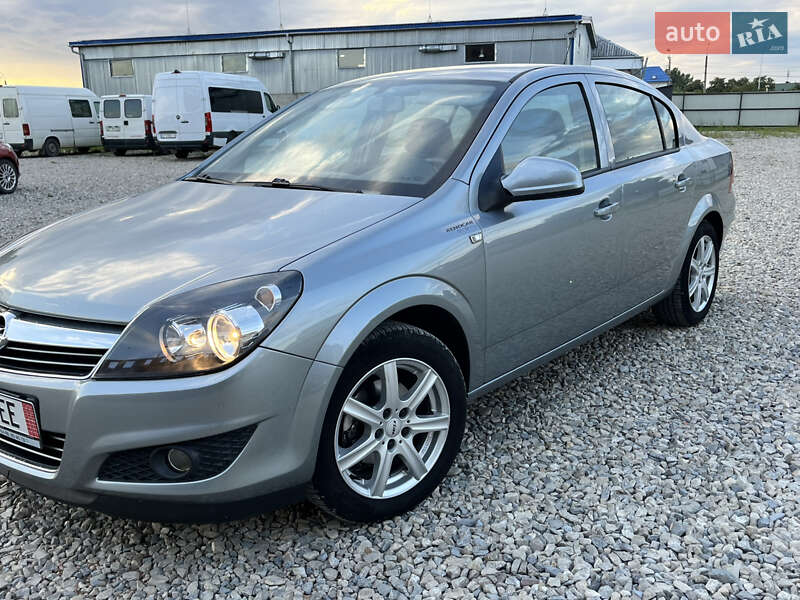 Седан Opel Astra 2011 в Калуші