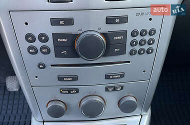 Седан Opel Astra 2011 в 