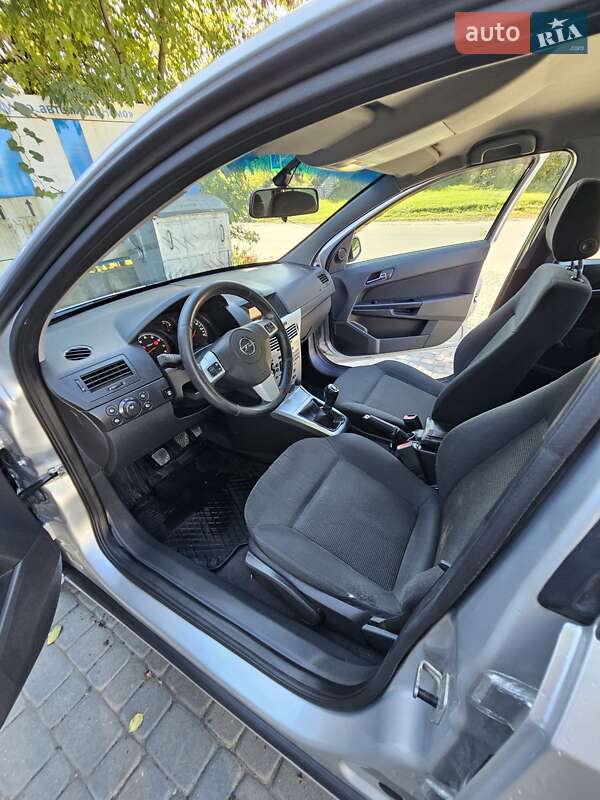 Седан Opel Astra 2011 в Хмельницком