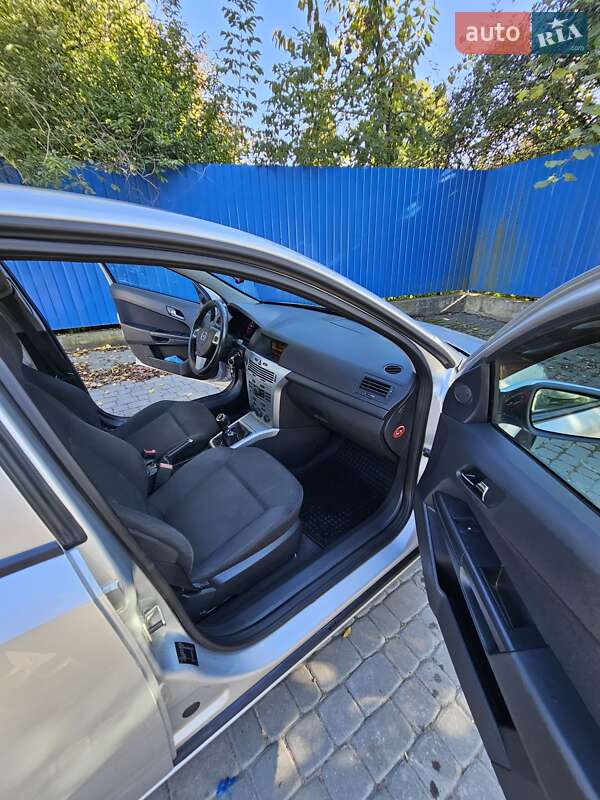 Седан Opel Astra 2011 в Хмельницком