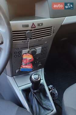 Хетчбек Opel Astra 2006 в 