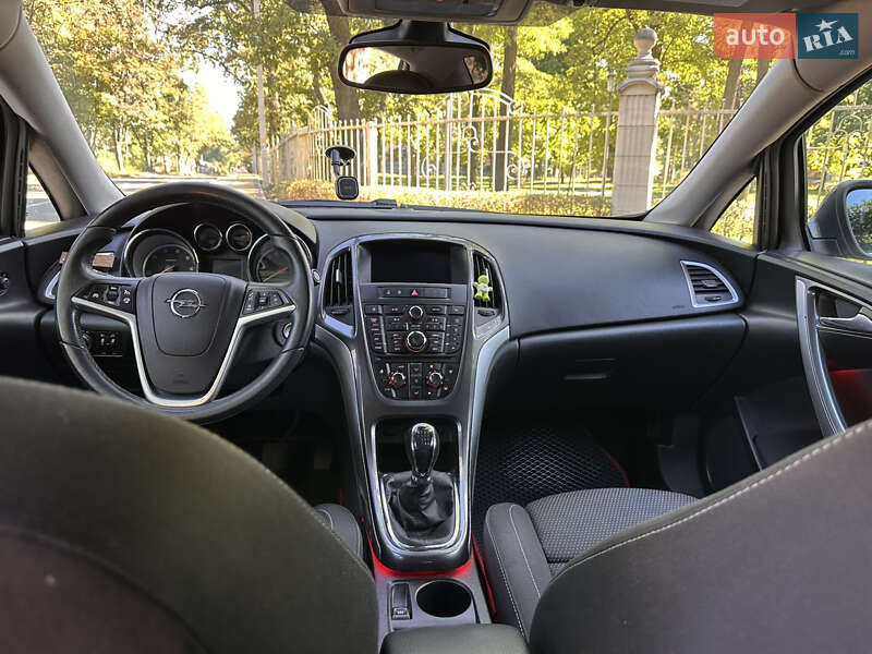 Седан Opel Astra 2013 в Киеве
