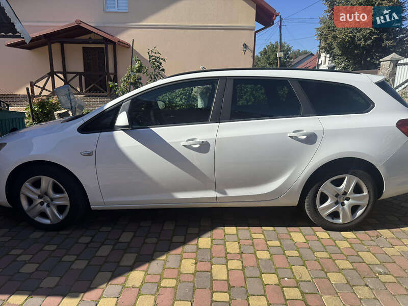 Универсал Opel Astra 2011 в Стрые