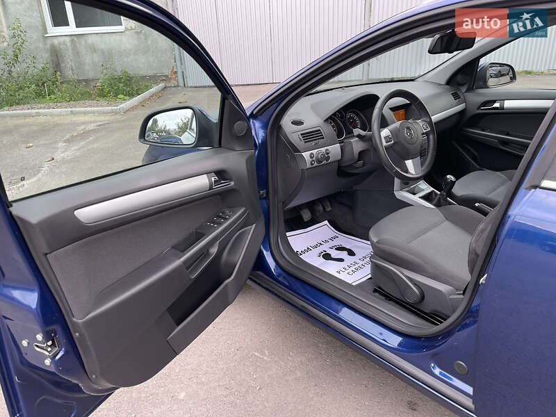 Универсал Opel Astra 2010 в Ровно