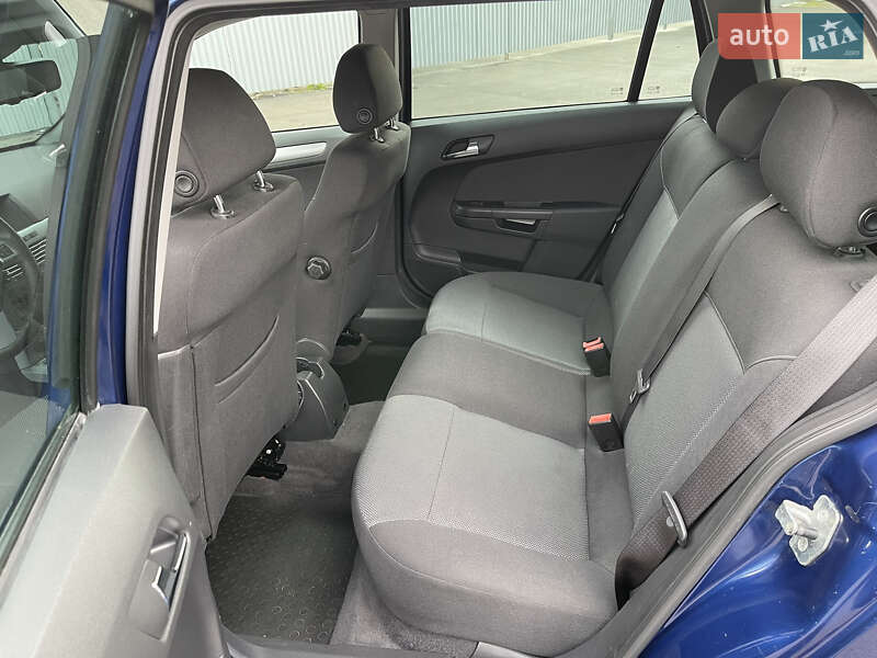 Универсал Opel Astra 2010 в Ровно