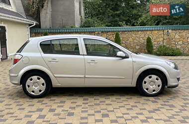 Хэтчбек Opel Astra 2004 в 