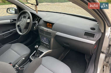 Хэтчбек Opel Astra 2004 в 