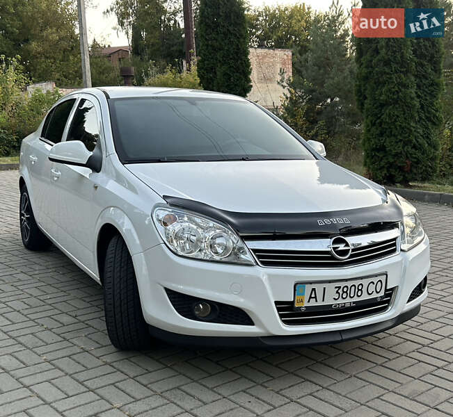 Седан Opel Astra 2012 в Прилуках