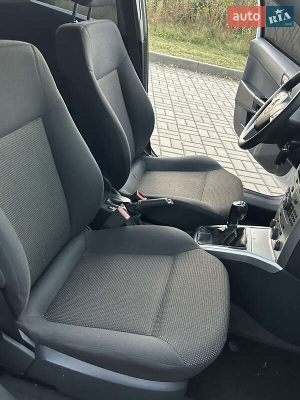 Седан Opel Astra 2012 в Прилуках