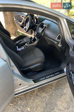 Универсал Opel Astra 2012 в 