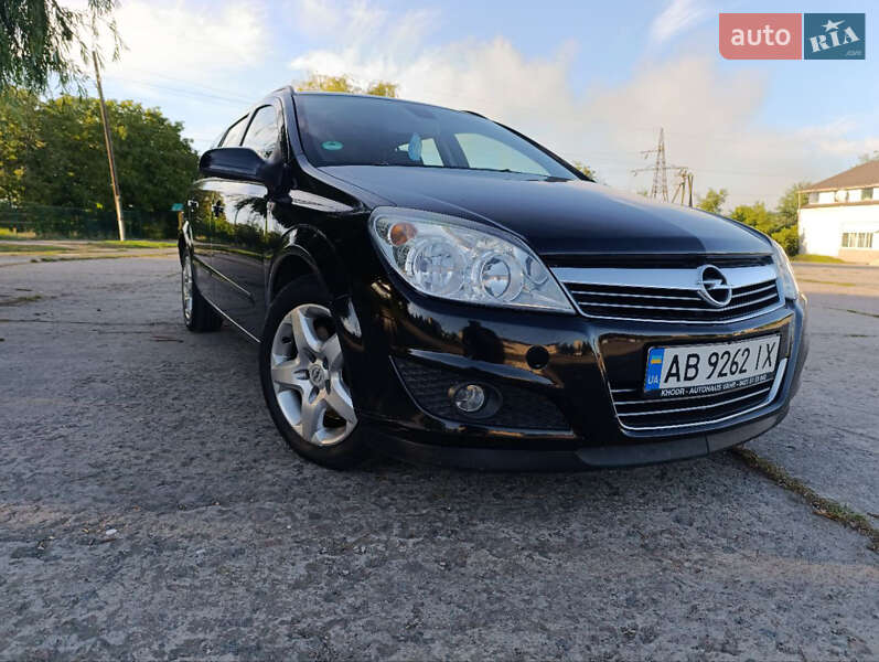 Универсал Opel Astra 2008 в Тростянце
