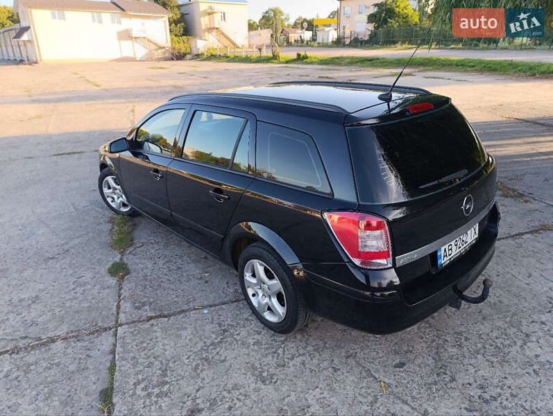 Универсал Opel Astra 2008 в Тростянце