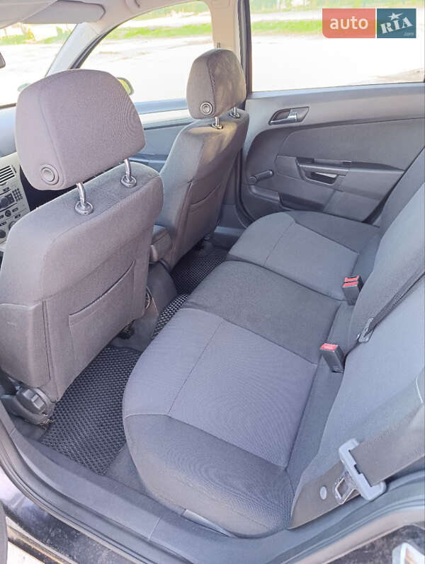 Универсал Opel Astra 2008 в Тростянце