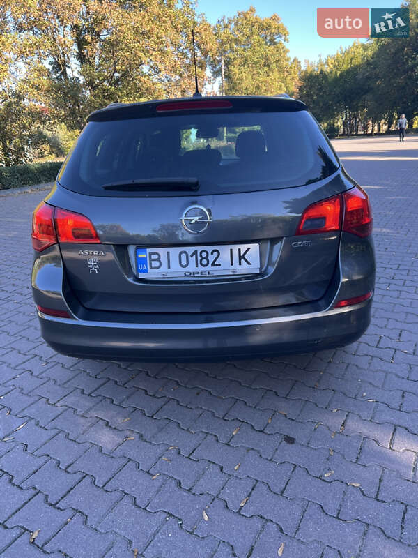 Універсал Opel Astra 2012 в Миргороді