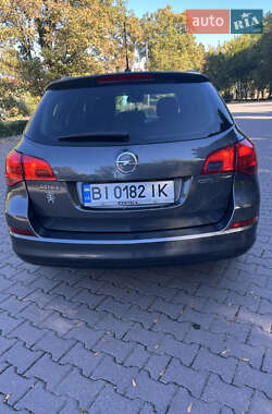 Универсал Opel Astra 2012 в 