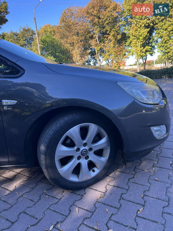 Універсал Opel Astra 2012 в Миргороді