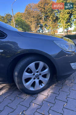 Универсал Opel Astra 2012 в 