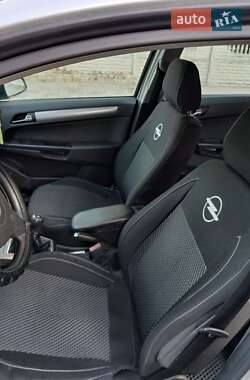 Хэтчбек Opel Astra 2005 в 