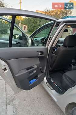 Хэтчбек Opel Astra 2005 в 