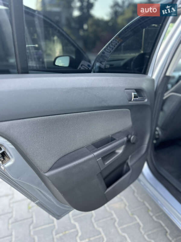 Универсал Opel Astra 2005 в Золочеве