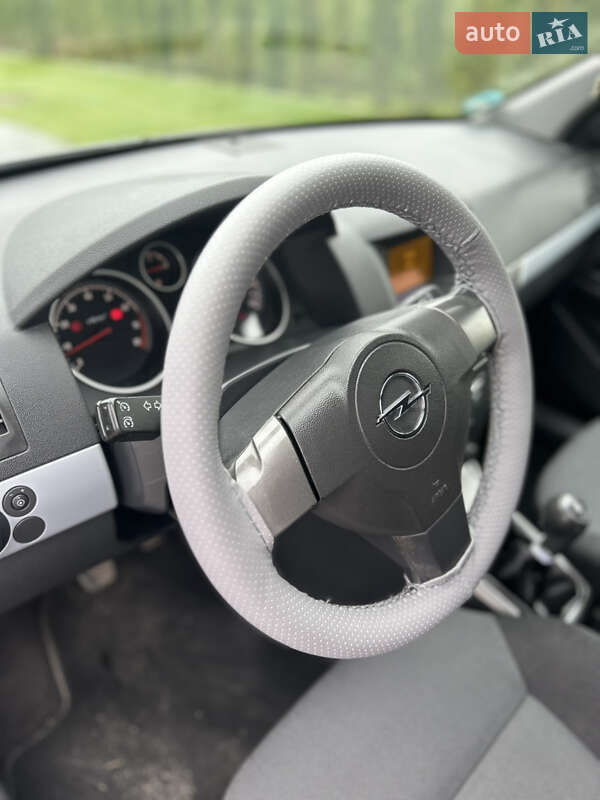 Универсал Opel Astra 2005 в Золочеве