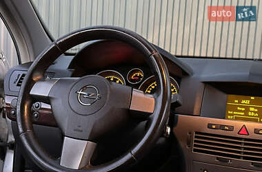 Хэтчбек Opel Astra 2005 в 