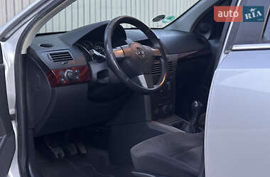 Хэтчбек Opel Astra 2005 в 