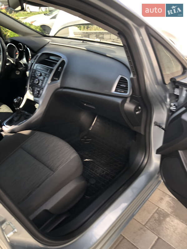 Универсал Opel Astra 2014 в Киеве