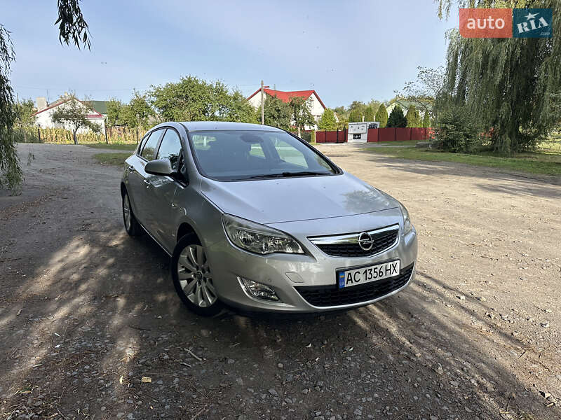 Хэтчбек Opel Astra 2011 в Владимире