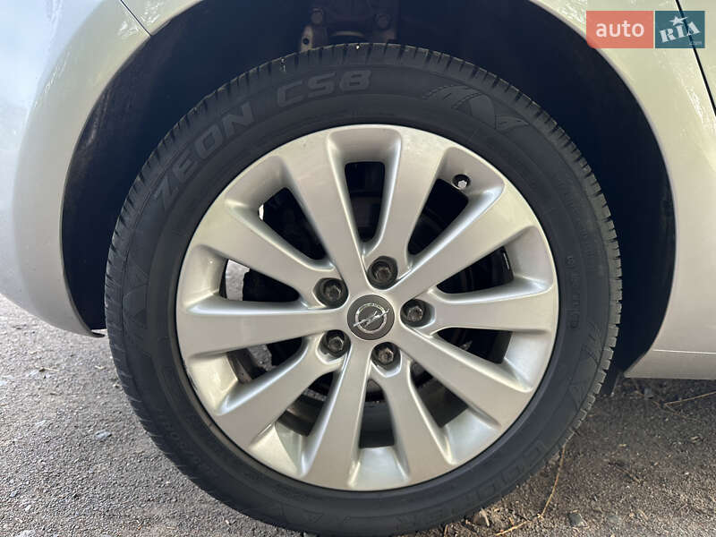Хэтчбек Opel Astra 2011 в Владимире