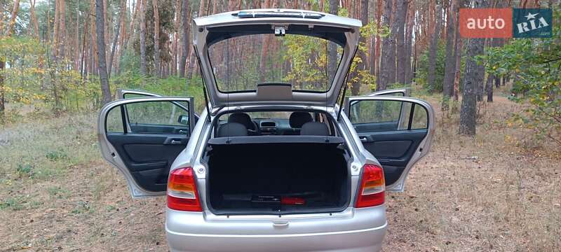 Хэтчбек Opel Astra 2007 в Зачепиловке