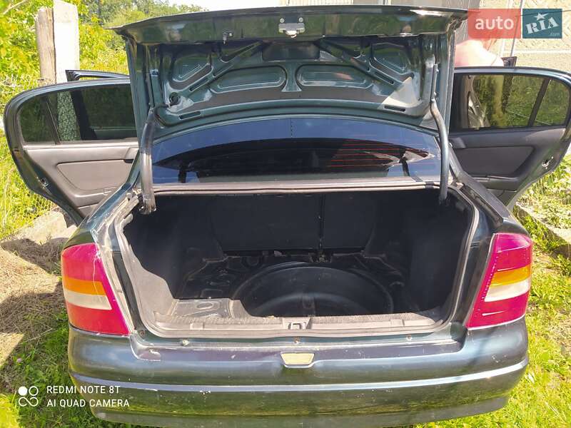Седан Opel Astra 2004 в Городке