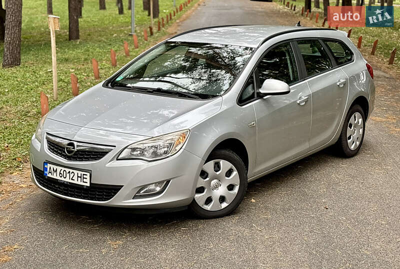 Универсал Opel Astra 2012 в 