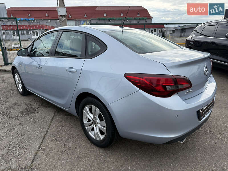 Седан Opel Astra 2017 в Киеве