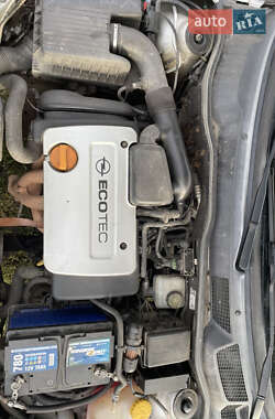 Хэтчбек Opel Astra 2000 в 