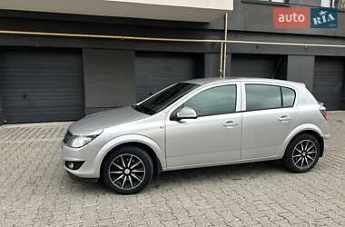 Хэтчбек Opel Astra 2012 в 