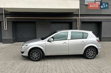 Хэтчбек Opel Astra 2012 в 