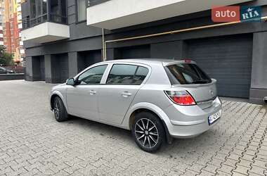 Хэтчбек Opel Astra 2012 в 