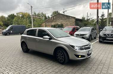 Хэтчбек Opel Astra 2012 в 