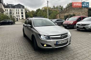 Хэтчбек Opel Astra 2012 в 