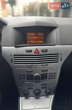 Хэтчбек Opel Astra 2012 в 