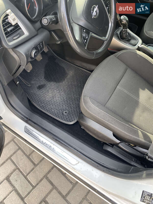 Хэтчбек Opel Astra 2010 в Мостиске