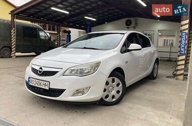 Хэтчбек Opel Astra 2010 в 