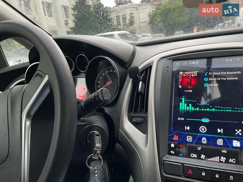 Универсал Opel Astra 2011 в Ровно