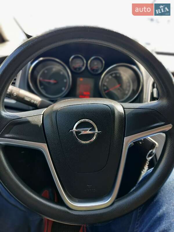 Универсал Opel Astra 2011 в Ровно
