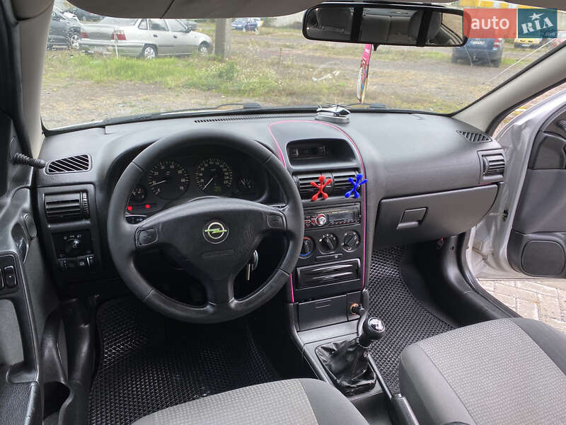 Седан Opel Astra 2005 в Ровно