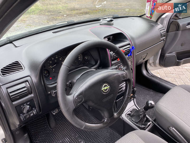 Седан Opel Astra 2005 в Ровно
