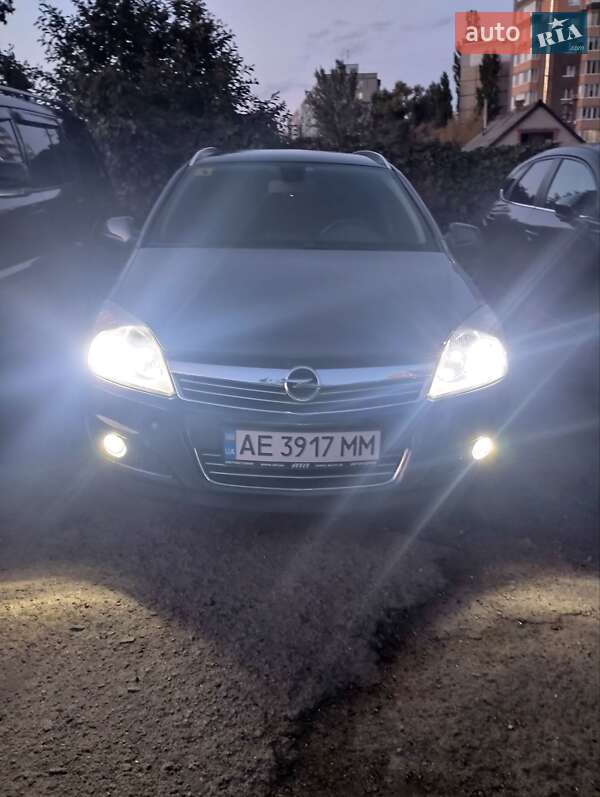 Универсал Opel Astra 2010 в Днепре